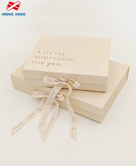 Caja de regalo con tapa de cierre magnético