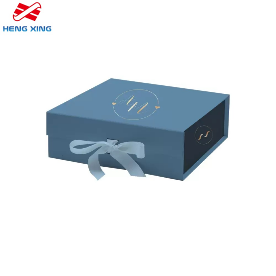 Caja de regalo con tapa de cierre magnético