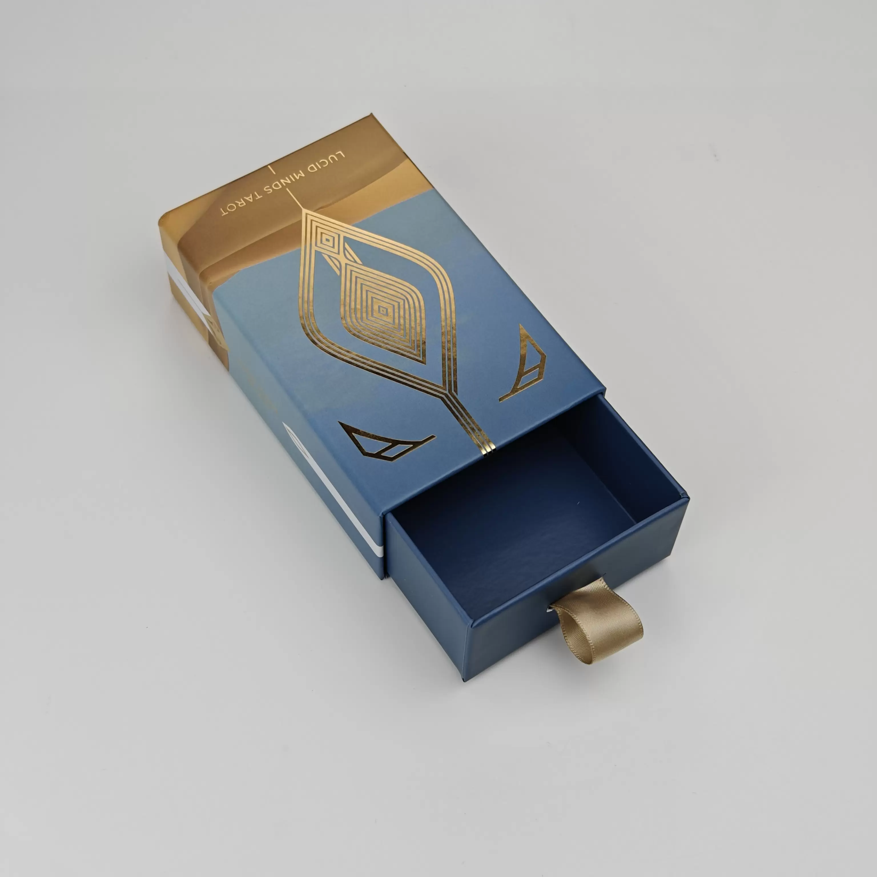 Cajas de regalo con cajones de cartón